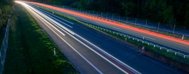 Geceleri hareket halindeki arabaların ışıkları. uzun pozlama