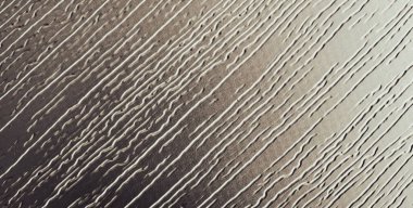 Metal levha ilginç bir desenle altın rengine boyandı