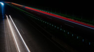 Geceleri hareket halindeki arabaların ışıkları. uzun pozlama