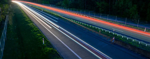 Geceleri hareket halindeki arabaların ışıkları. uzun pozlama