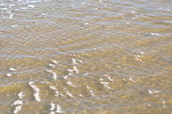 Θαλάσσια Κύματα Αφρό Στο Φόντο Της Κίτρινης Άμμου — Φωτογραφία Αρχείου