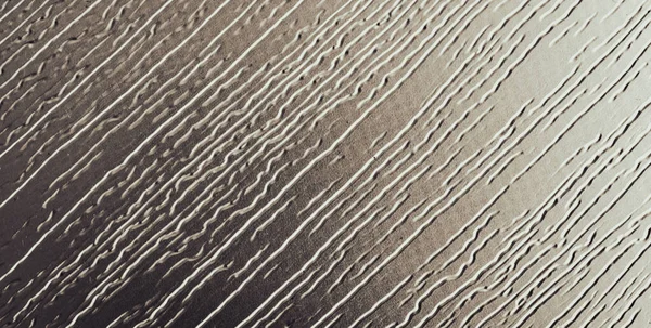 Metal levha ilginç bir desenle altın rengine boyandı