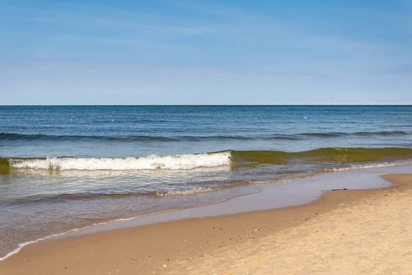 Морские Волны Фоне Желтого Песка Голубого Неба — стоковое фото