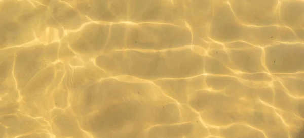 Reflectie Van Licht Zeewater Een Achtergrond Van Geel Zand — Stockfoto