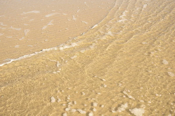 Αντανάκλαση Του Φωτός Στο Θαλασσινό Νερό Φόντο Κίτρινης Άμμου — Φωτογραφία Αρχείου