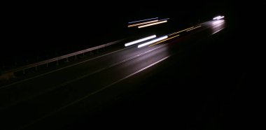 Geceleri soyut kırmızı araba ışıkları. uzun pozlama