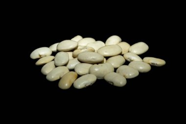 Siyah bir arkaplanda beyaz fasulye