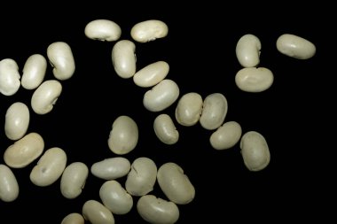 Siyah bir arkaplanda beyaz fasulye