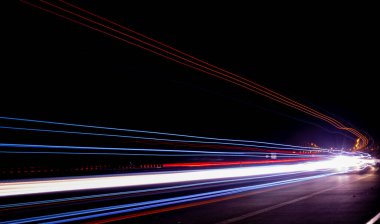 Gece arabaların ışıkları. uzun pozlama