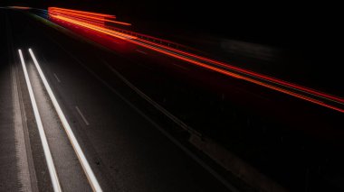 Geceleri hareket halindeki arabaların ışıkları. uzun pozlama