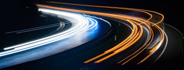 Geceleri hareket halindeki arabaların ışıkları. uzun pozlama