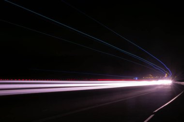 Gece arabaların ışıkları. uzun pozlama