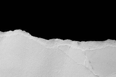 Siyah izole bir arkaplan üzerine beyaz bir kağıt parçası