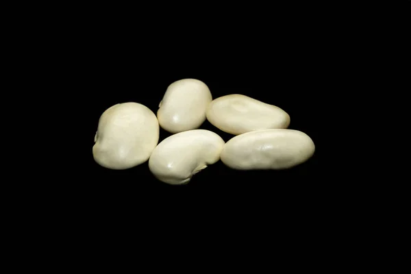黑色孤立背景上的白豆 — 图库照片