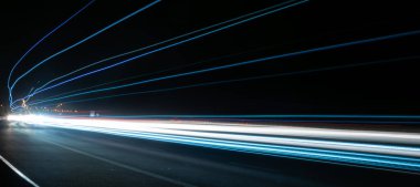 Gece arabaların ışıkları. uzun pozlama
