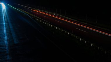 Geceleri hareket halindeki arabaların ışıkları. uzun pozlama