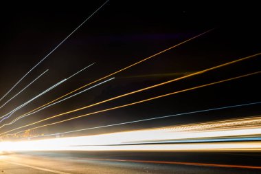 Gece arabaların ışıkları. uzun pozlama