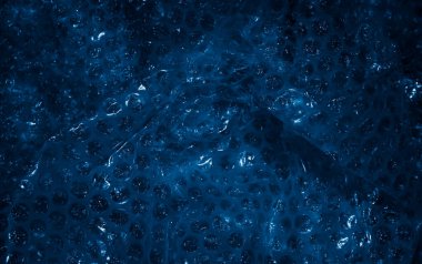 Görünür dokusu olan buruşuk mavi baloncuk paketi