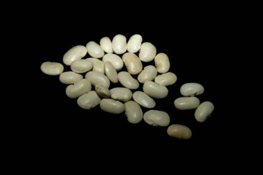 Siyah bir arkaplanda beyaz fasulye