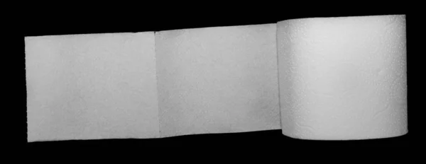 黒い隔離された背景に白いトイレットペーパー — ストック写真
