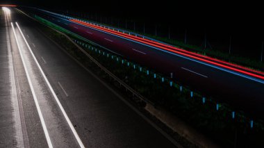 Geceleri hareket halindeki arabaların ışıkları. uzun pozlama