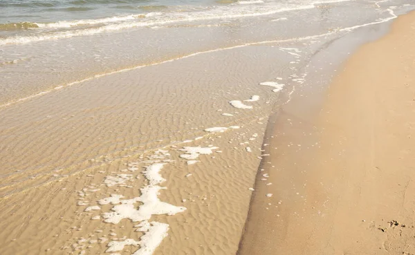 Αντανάκλαση Του Φωτός Στο Θαλασσινό Νερό Φόντο Κίτρινης Άμμου — Φωτογραφία Αρχείου