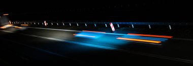 Geceleri hareket halindeki arabaların ışıkları. uzun pozlama