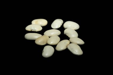 Siyah bir arkaplanda beyaz fasulye