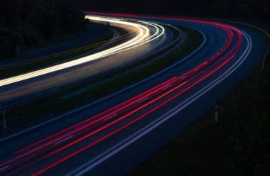 Gece arabaların ışıkları. uzun pozlama