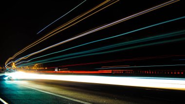 Gece arabaların ışıkları. uzun pozlama