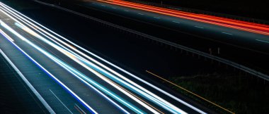 Gece arabaların ışıkları. uzun pozlama