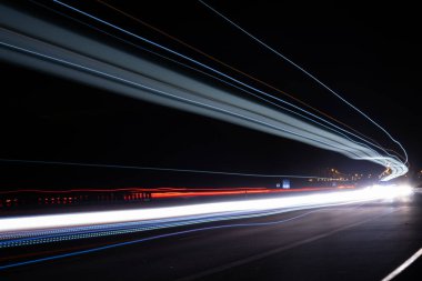 Gece arabaların ışıkları. uzun pozlama