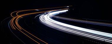 Gece arabaların ışıkları. uzun pozlama