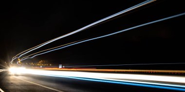 Gece arabaların ışıkları. uzun pozlama