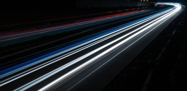 Gece arabaların ışıkları. uzun pozlama