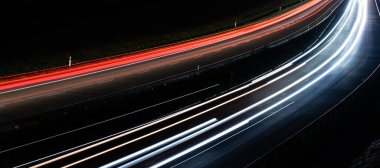 Gece arabaların ışıkları. uzun pozlama