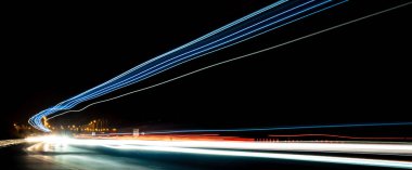Gece arabaların ışıkları. uzun pozlama