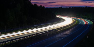 Gece arabaların ışıkları. uzun pozlama