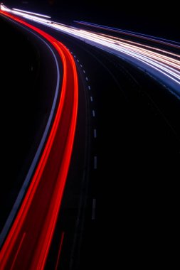 Gece arabaların ışıkları. uzun pozlama