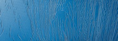 ilginç bir desenle maviye boyanmış metal levha