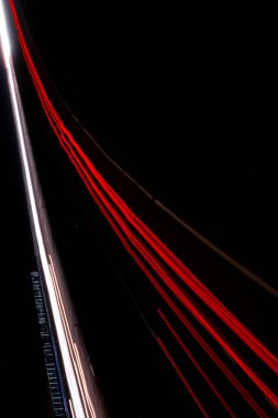 Gece arabaların ışıkları. uzun pozlama