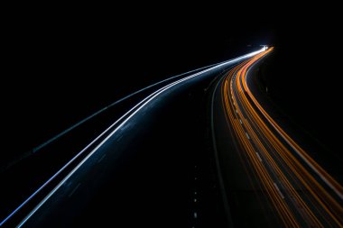 Gece arabaların ışıkları. uzun pozlama