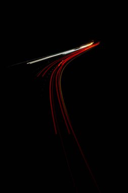 Gece arabaların ışıkları. uzun pozlama