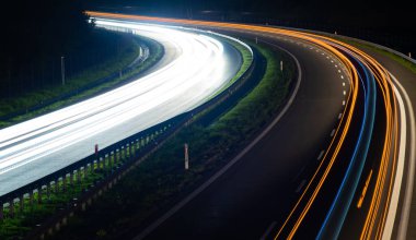 Gece arabaların ışıkları. uzun pozlama