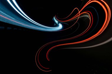 Gece arabaların ışıkları. uzun pozlama