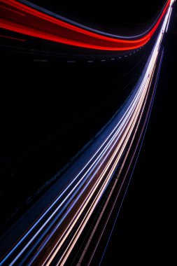 Gece arabaların ışıkları. uzun pozlama