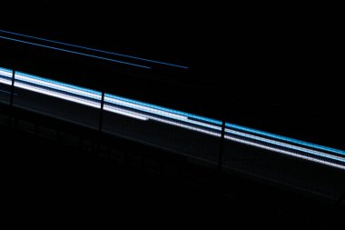 Gece arabaların ışıkları. uzun pozlama