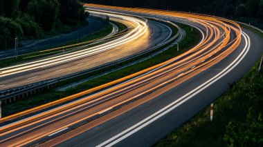 Gece arabaların ışıkları. uzun pozlama