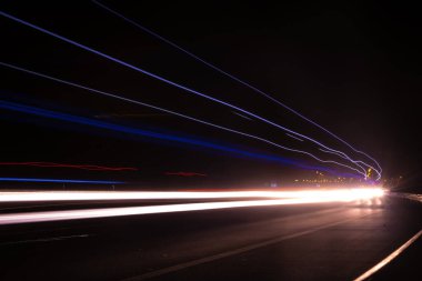 Gece arabaların ışıkları. uzun pozlama