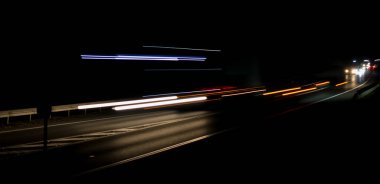 Geceleri soyut kırmızı araba ışıkları. uzun pozlama